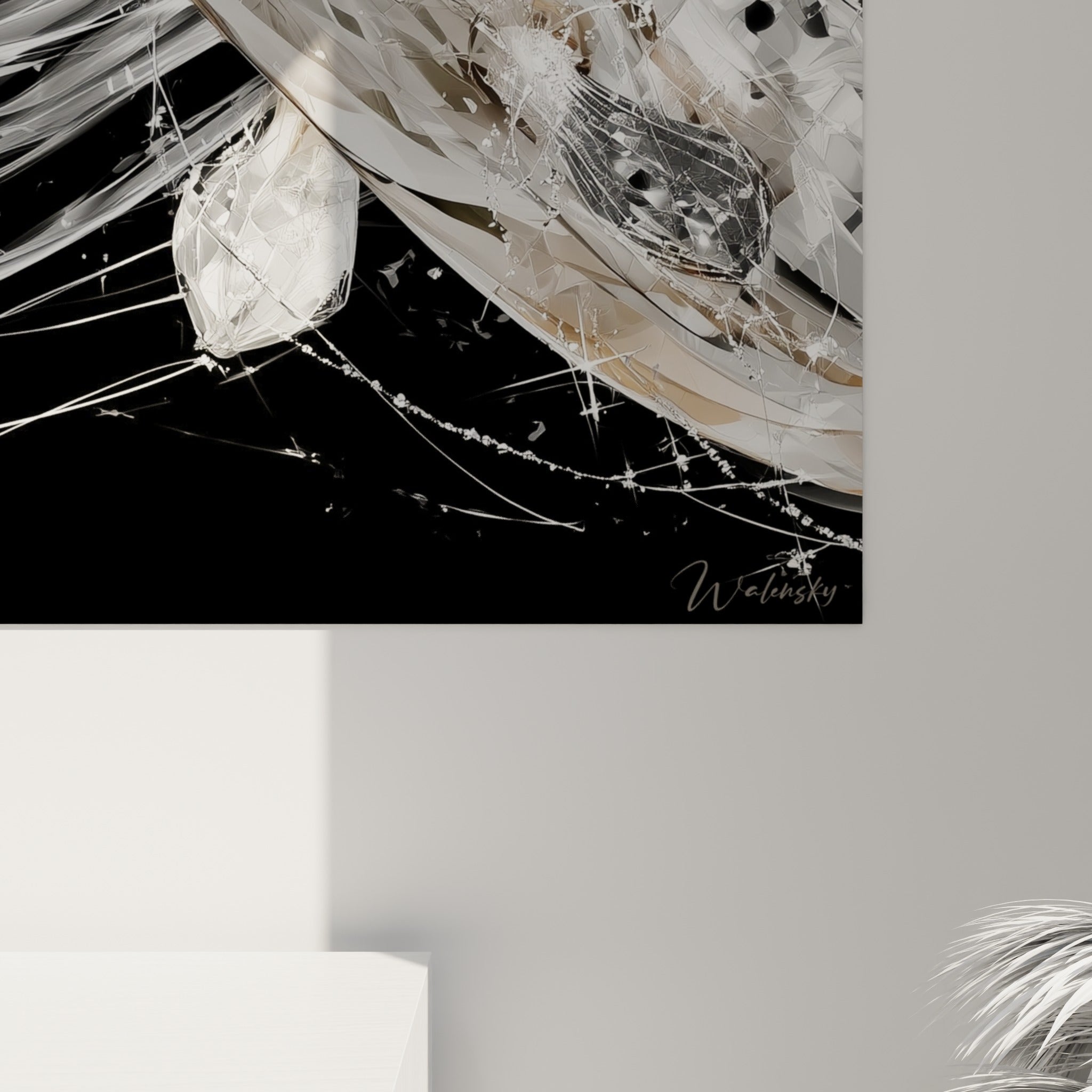 Détail des facettes argentées et beige de la peau du narval avec mèches blanches filiformes