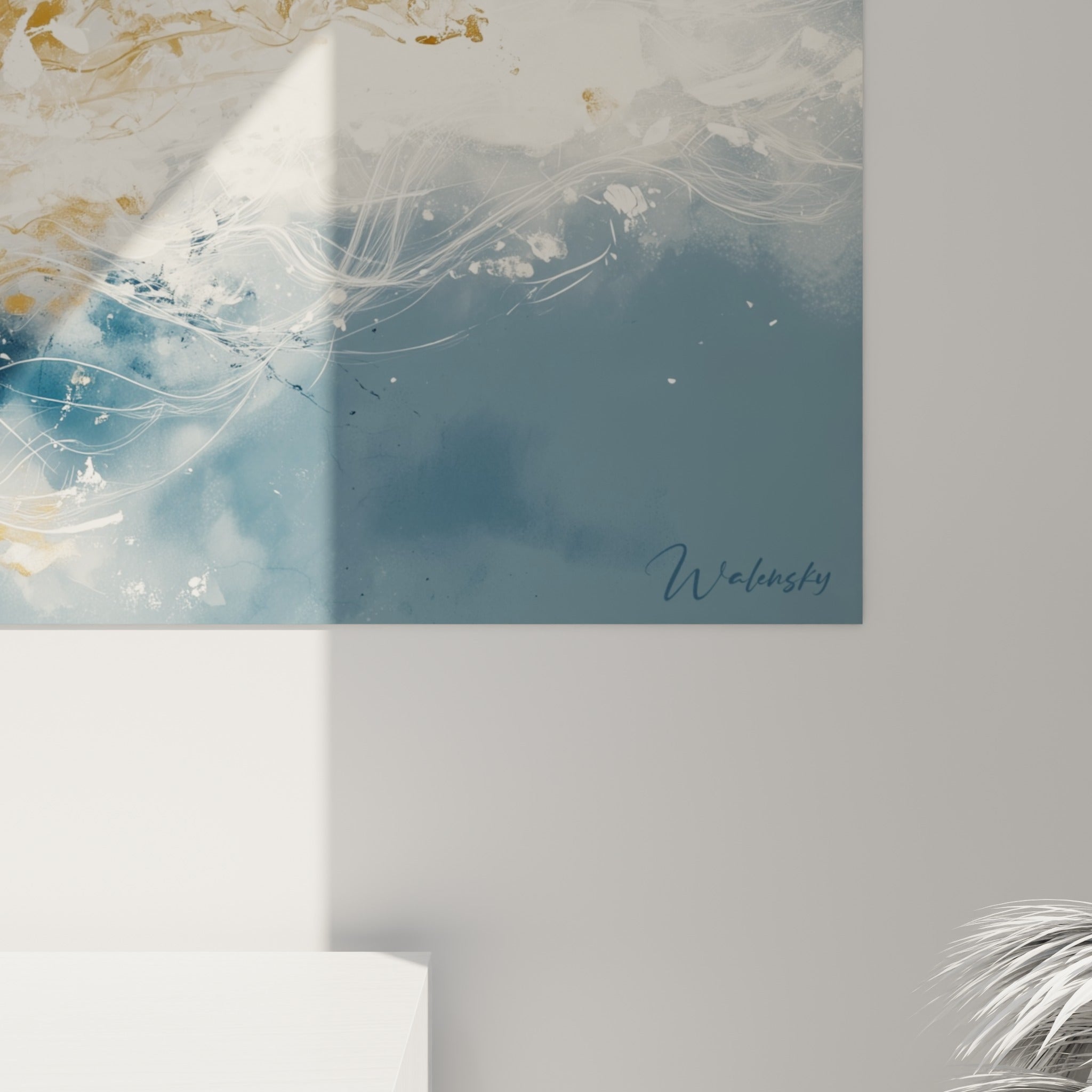 Empâtements dorés et coulures blanches se mêlant au bleu ardoise sur la toile du narval