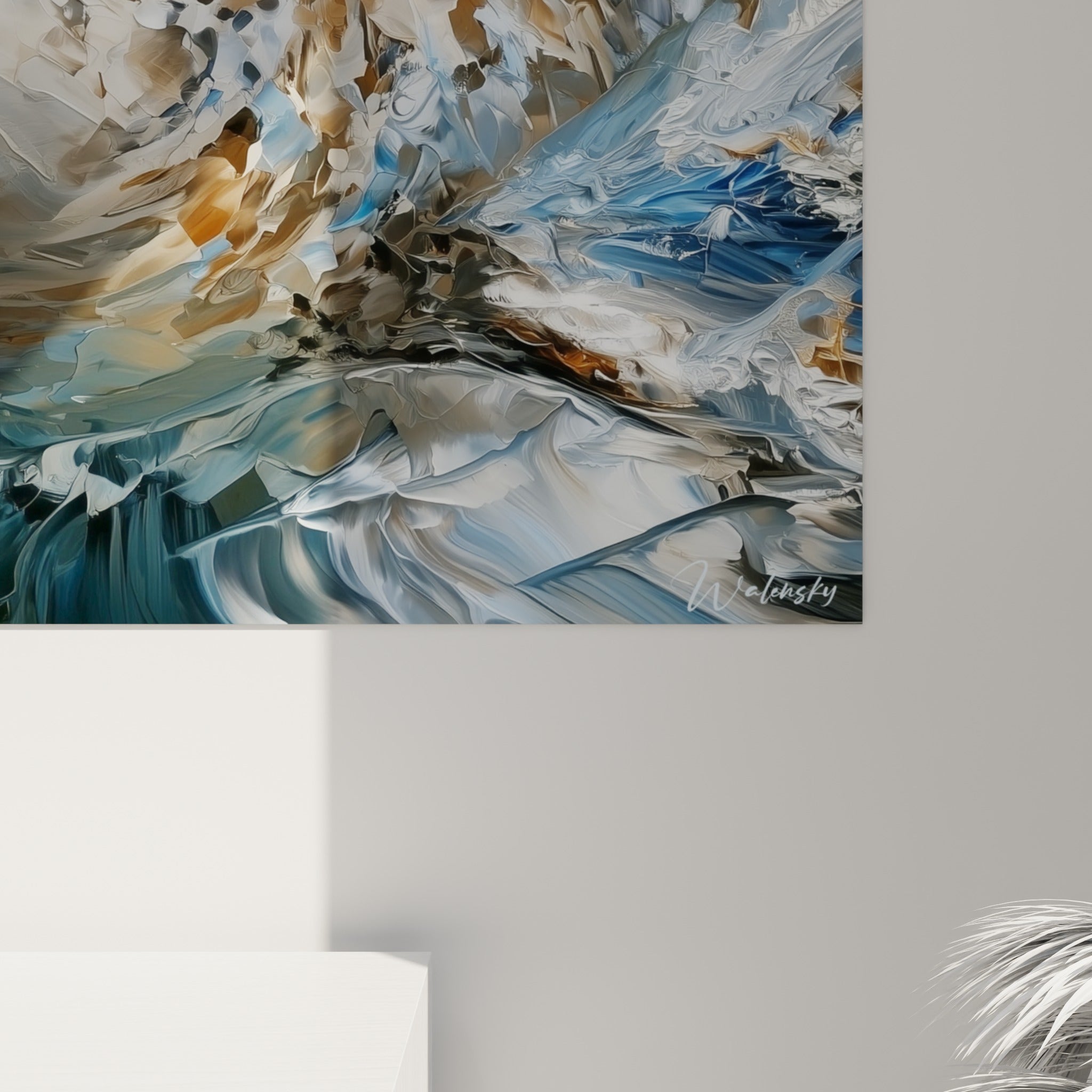 Empâtements épais mêlant bleu marine, ocre et argent sur la peau texturée du narval peint