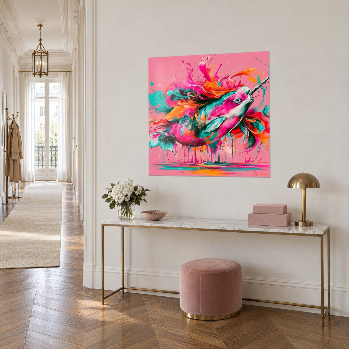 Quadro cetaceo con zanna in una esplosione di pittura fucsia e turchese, visto di tre quarti sopra una consolle dorata