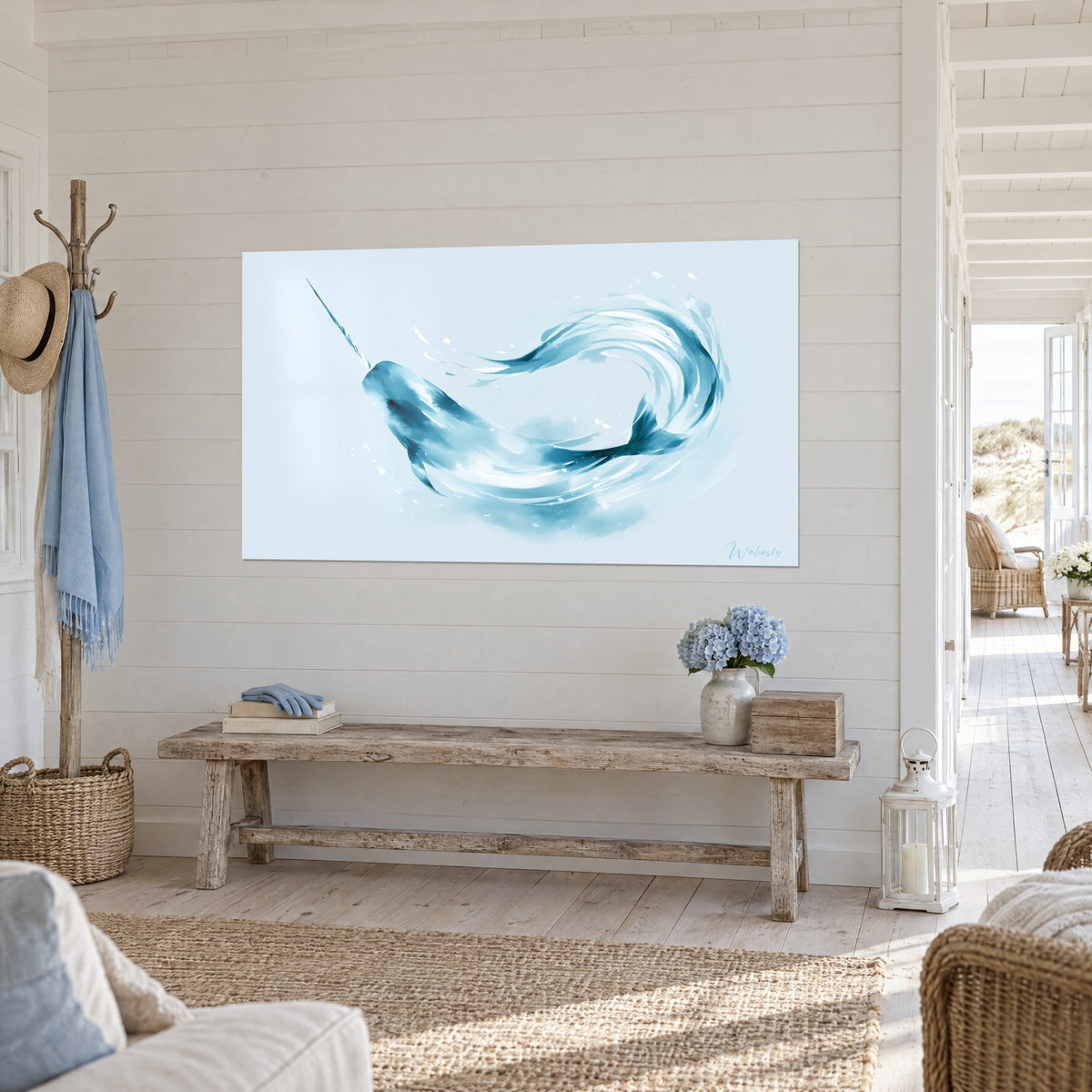 Quadro cetaceo artico in torsione fluida, turchese e bianco ghiaccio, appeso accanto a una panca di legno grezzo sulla riva del mare