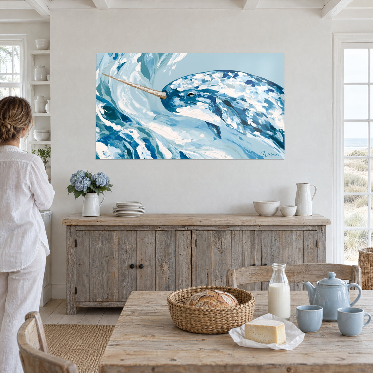 Cuadro narval que emerge de un oleaje azul glaciar y blanco, ojo oscuro y pinceladas gruesas de espátula, momento de vida cerca de una ventana costera