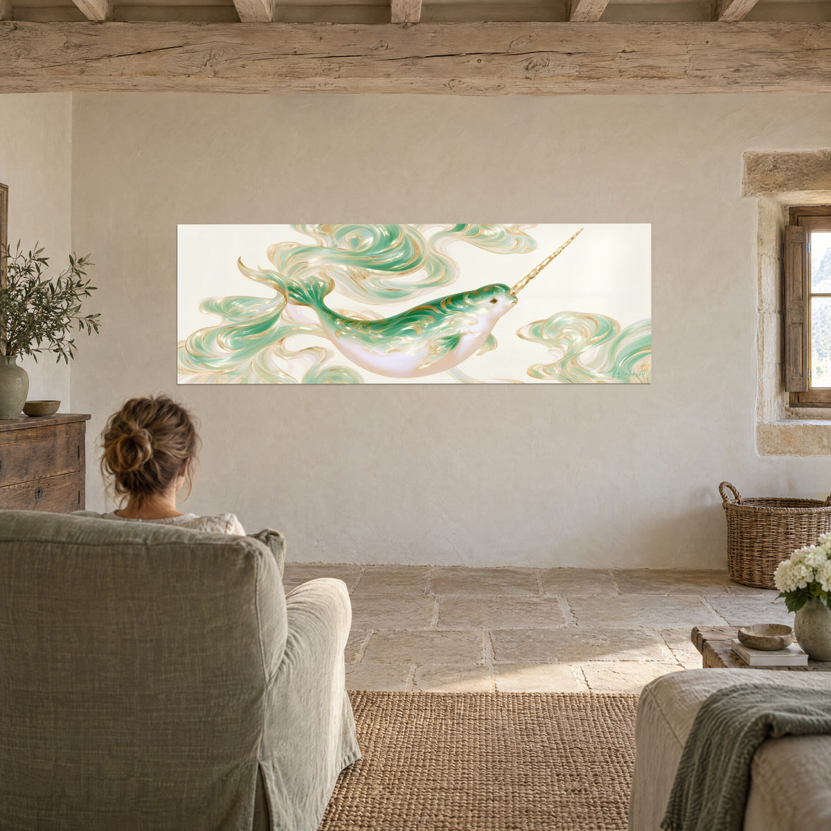 Cuadro narval celestial sostenido por olas verde agua y doradas sobre fondo marfil, una mujer de espaldas en un sillón, sala de estar
