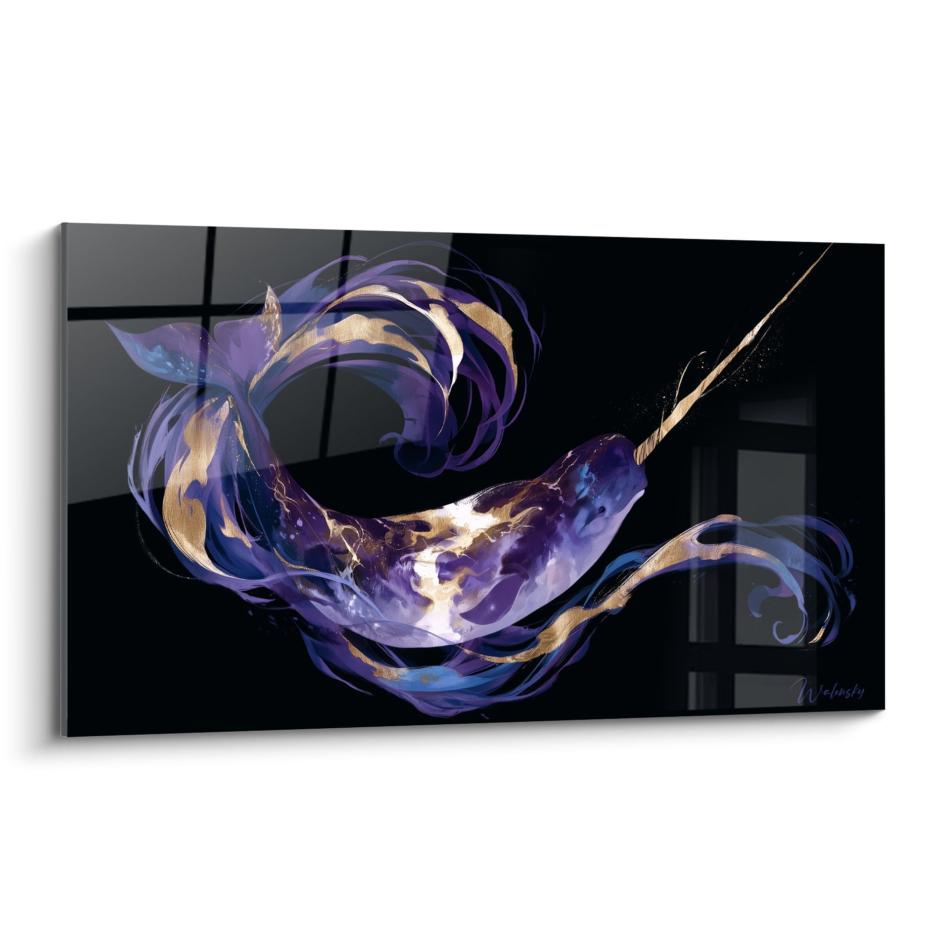 Narval violet et doré aux courbes fluides sur fond noir profond, style aquarelle marbrée