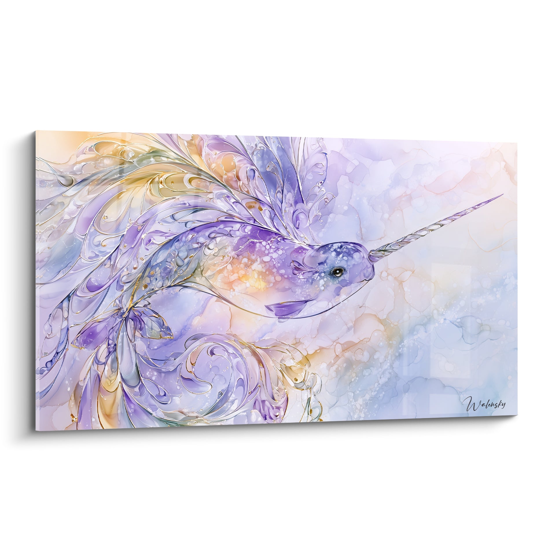 Narval violet et doré aux volutes nacrées, corps orné de motifs délicats sur fond pastel