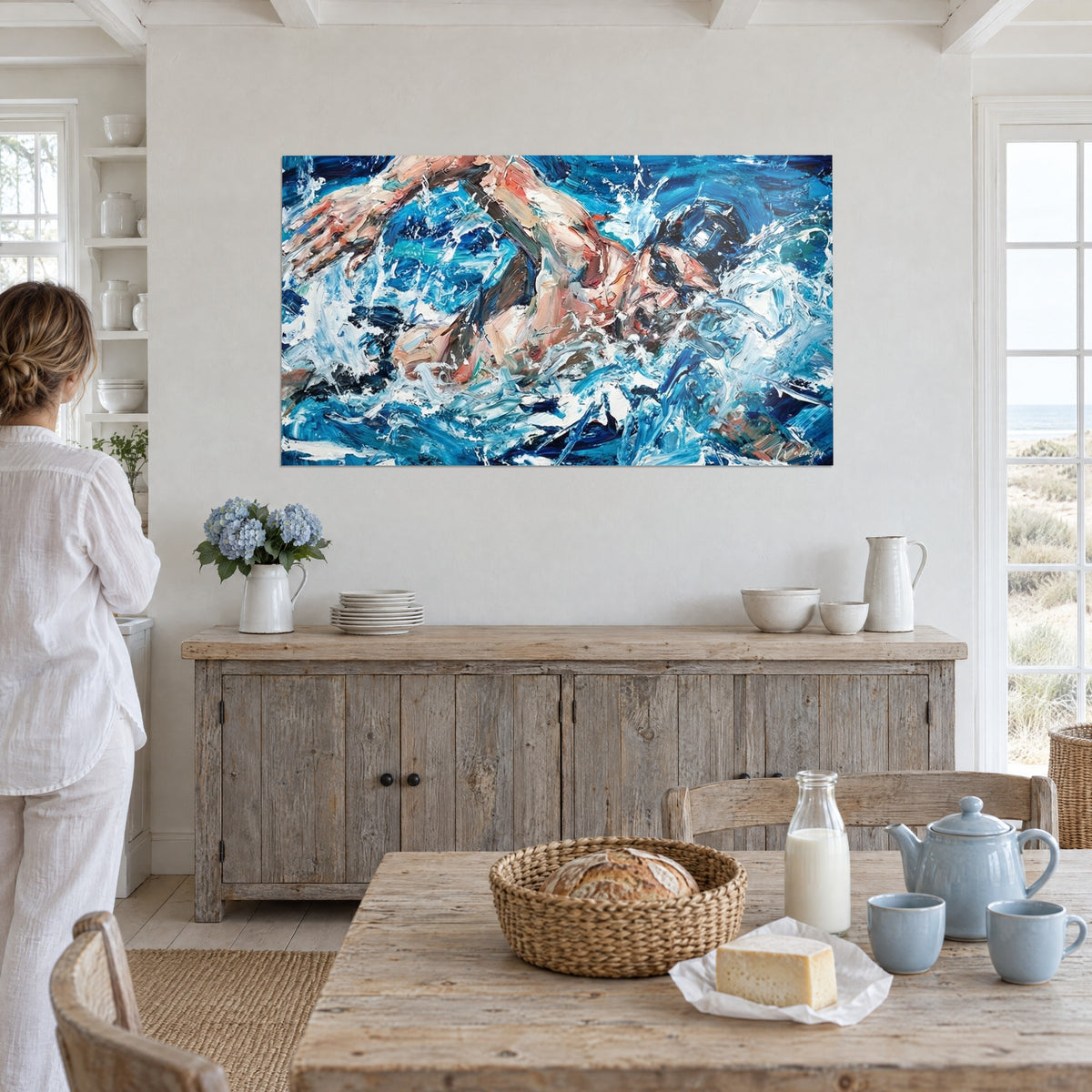 Quadro di una nuotatrice con occhialini scuri, spruzzo di schiuma bianca e acqua blu reale dipinta a spatola, parete chiara vicino a una finestra, donna di schiena