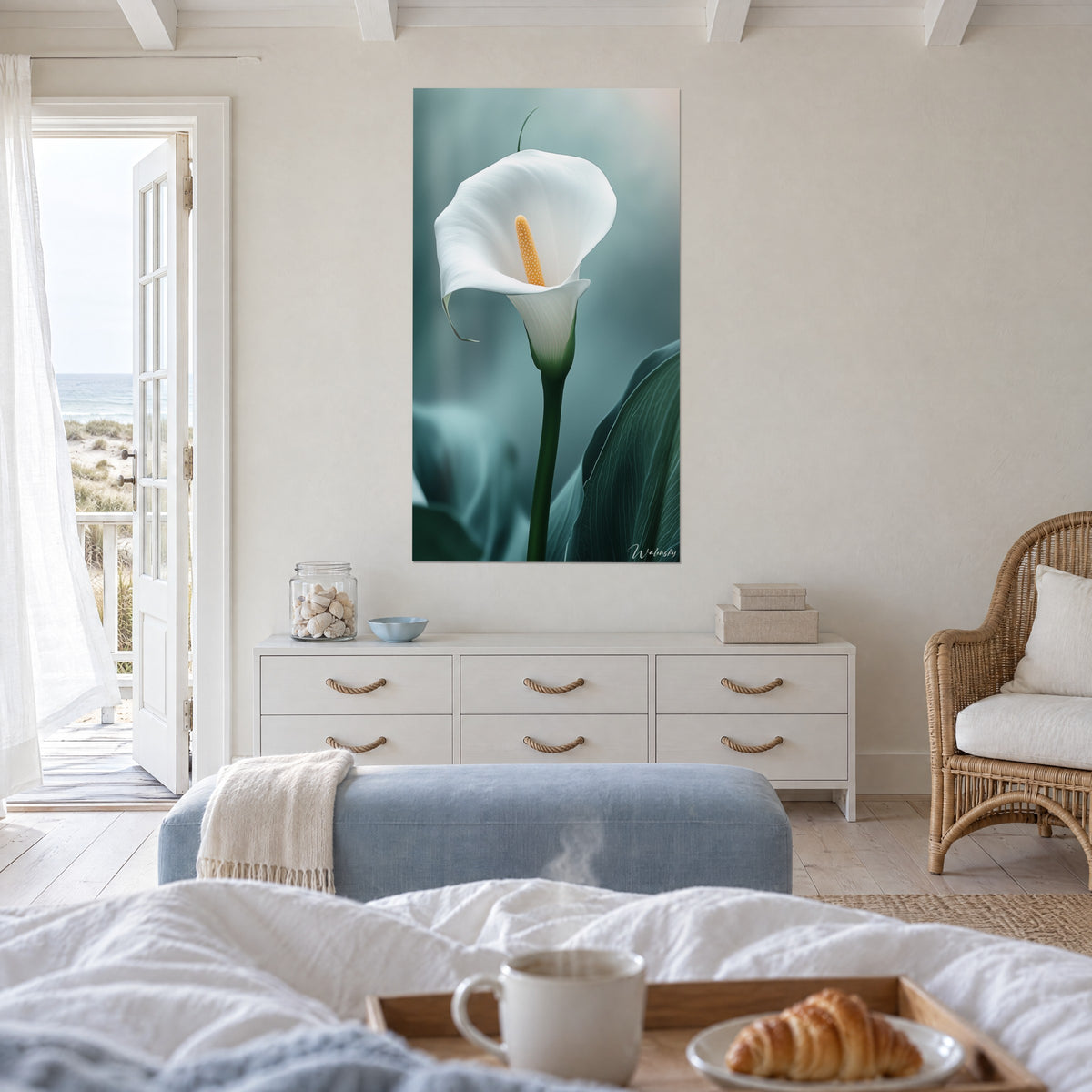 Πίνακας λευκός κρίνος calla, καρδιά κρόκου σε γαλαζοπράσινη ομίχλη, κρεμασμένος απέναντι από ανοιχτή μπαλκονόπορτα πάνω από κρεβάτι σε φωτεινή κρεβατοκάμαρα