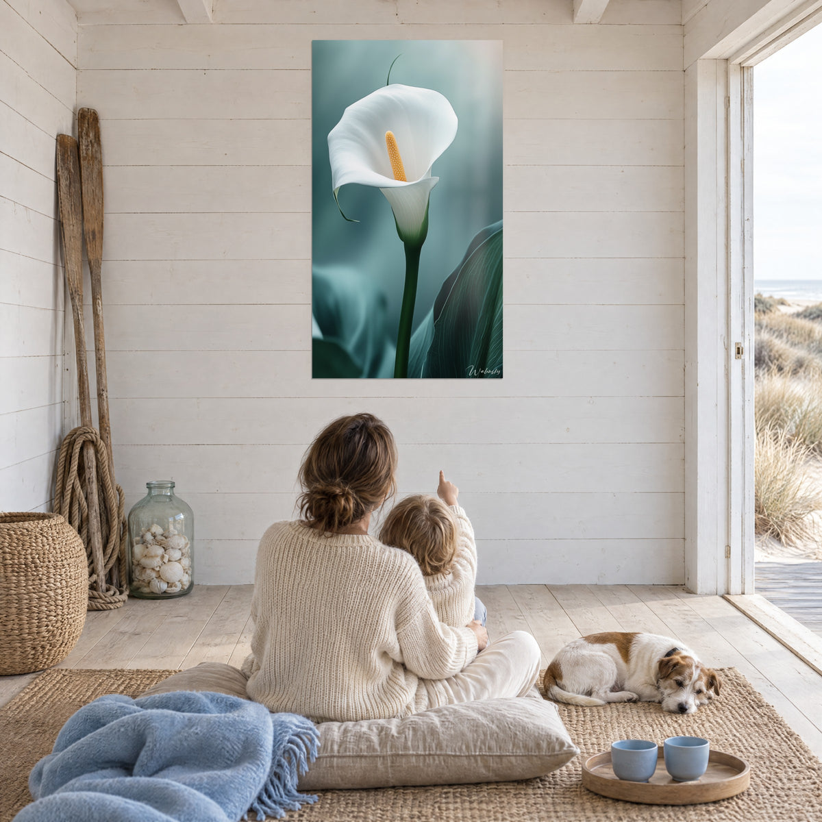 Πίνακας λεπτόσωμο calla, λευκή σπάθη και κεχριμπαρένιο ύπερο σε φόντο χρώματος πάπιας, απέναντι από μια μητέρα από την πλάτη με το παιδί της στο χαλί, κοιμισμένος τεριέ