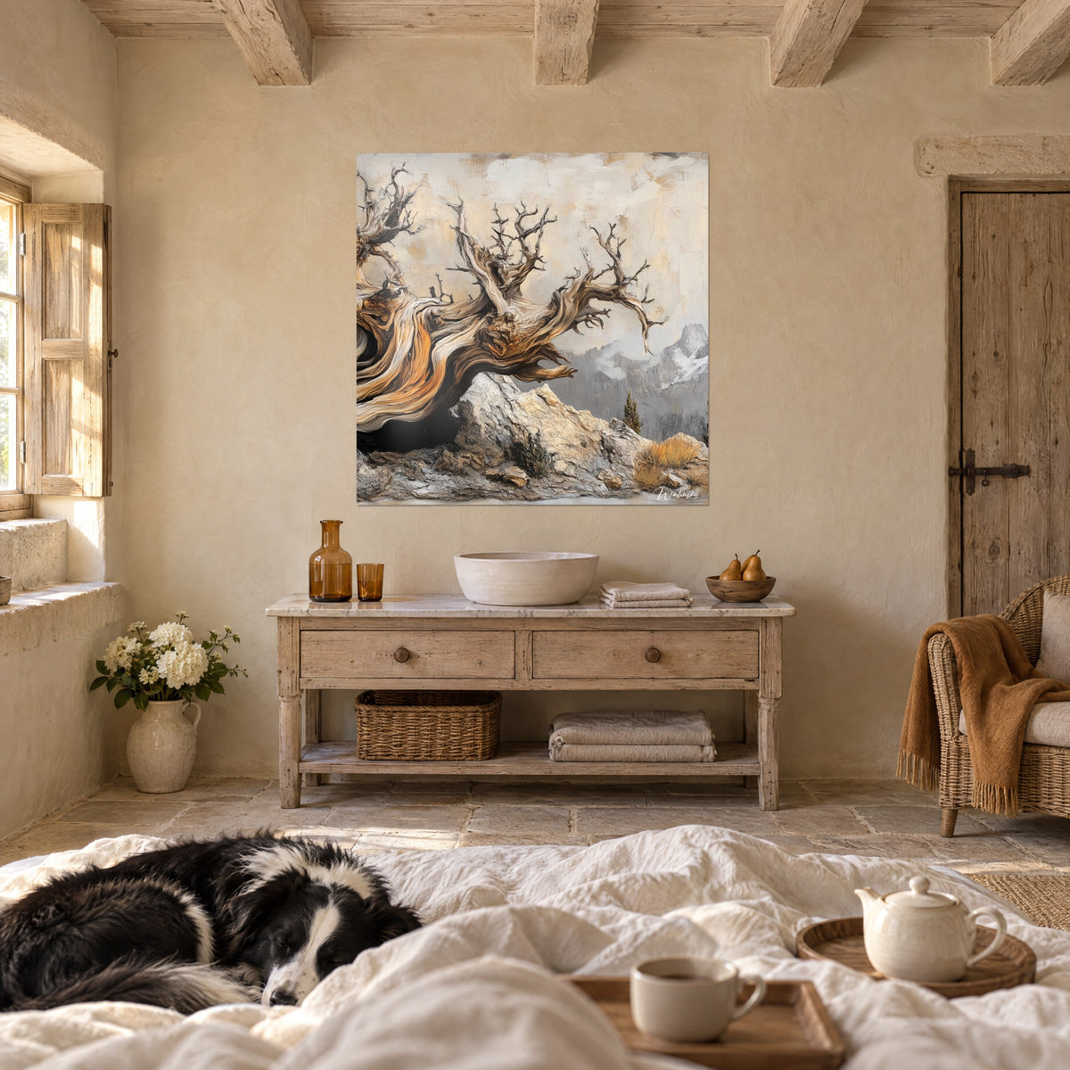 Cuadro madera esculpida por el viento, volutas naranjas y marrones sobre fondo gris perla, un border collie tumbado, sobre una cama en un dormitorio luminoso
