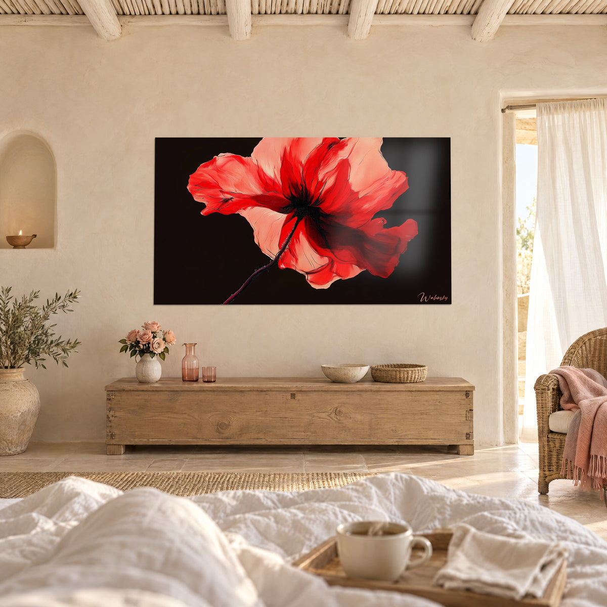 Schilderij met een karmijnrode klaprooskelk in koraaltinten en een diep zwart hart, boven een bed in een lichte slaapkamer