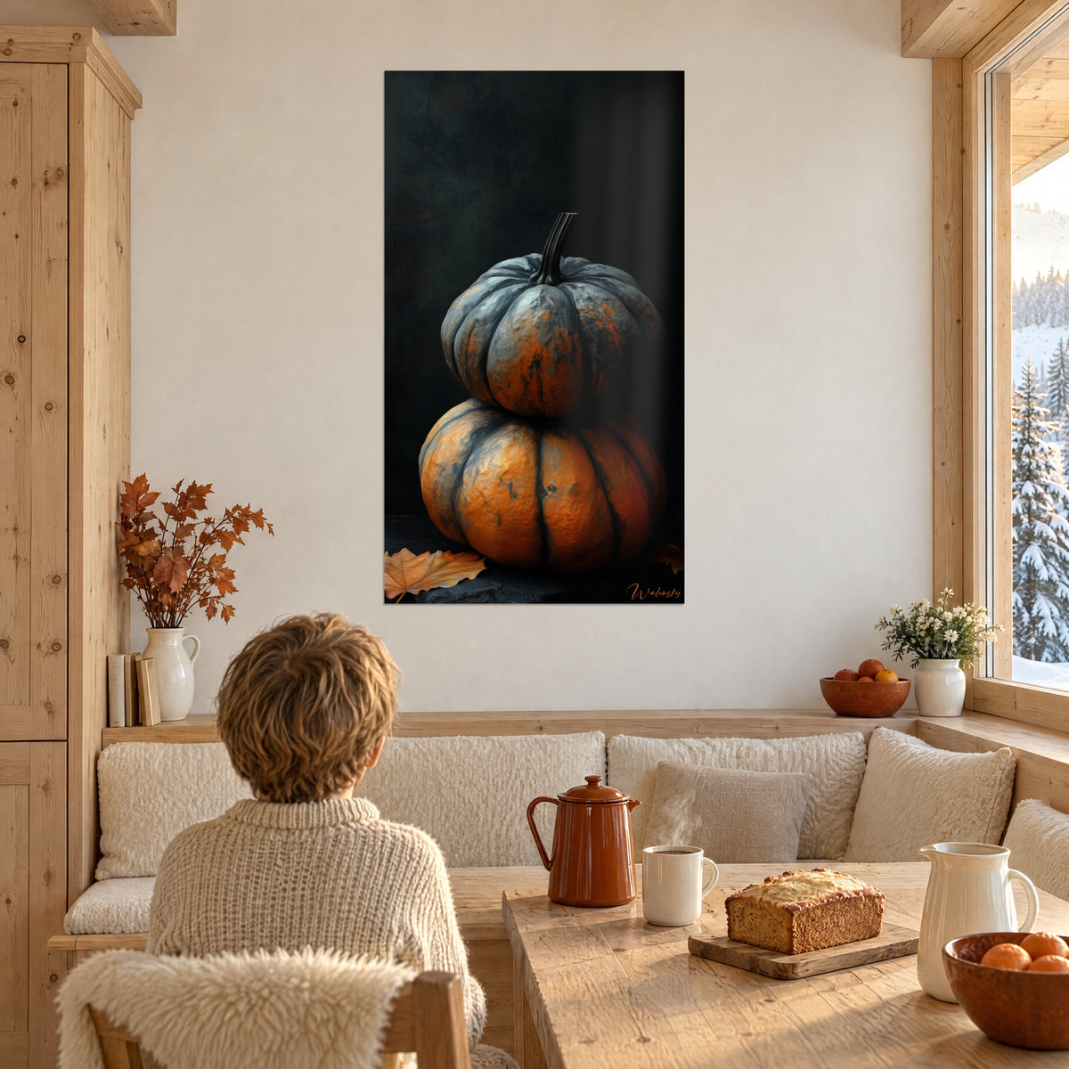 Cuadro pareja de calabazas patinadas, naranja óxido y gris azulado, frente a la mirada de un niño sentado a la mesa en un salón de madera de chalet