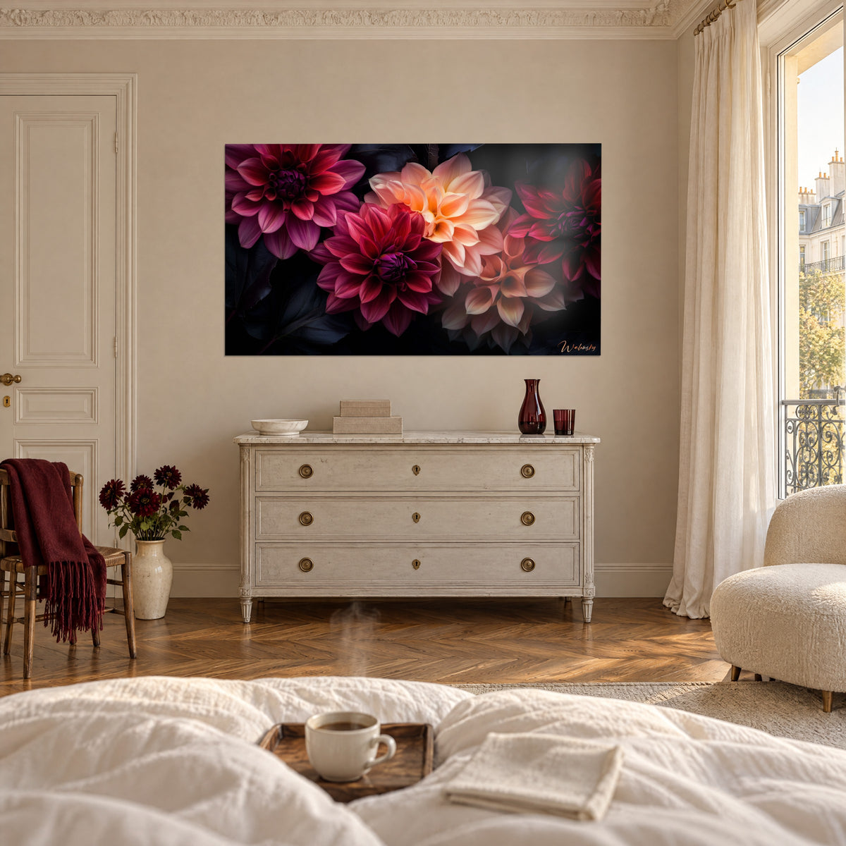 Cuadro de un ramo de dalias carmesí y melocotón sobre fondo oscuro, frente a una cómoda blanca, encima de una cama en un dormitorio luminoso