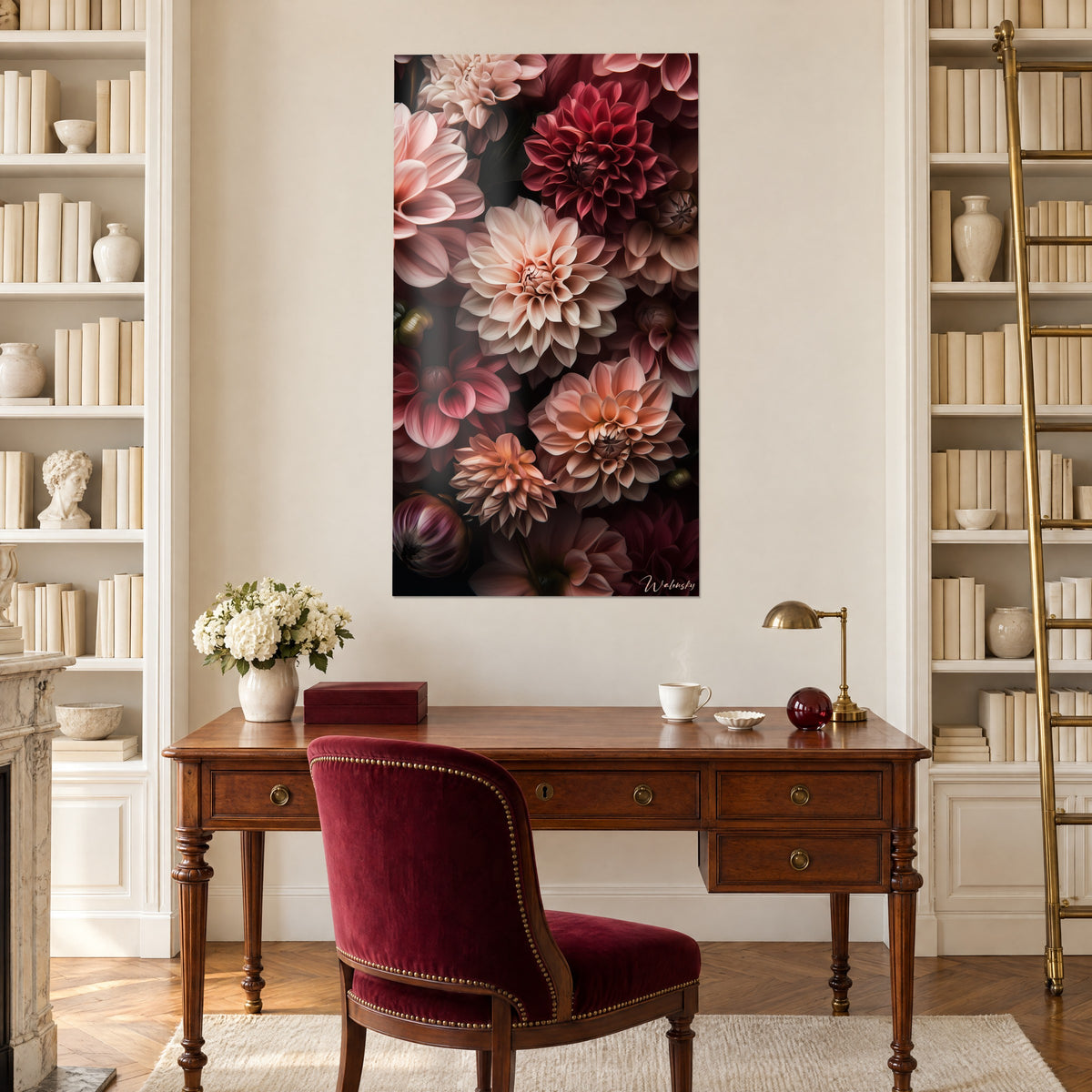 Quadro di composizione floreale di dalie blush e granato, tra due librerie bianche sopra una scrivania in legno