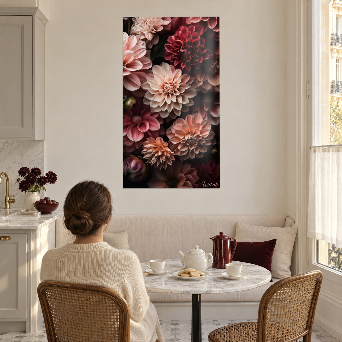 Quadro a mosaico di petali pesca e carminio, coppia seduta di spalle al tavolo davanti alla parete color crema di una cucina parigina