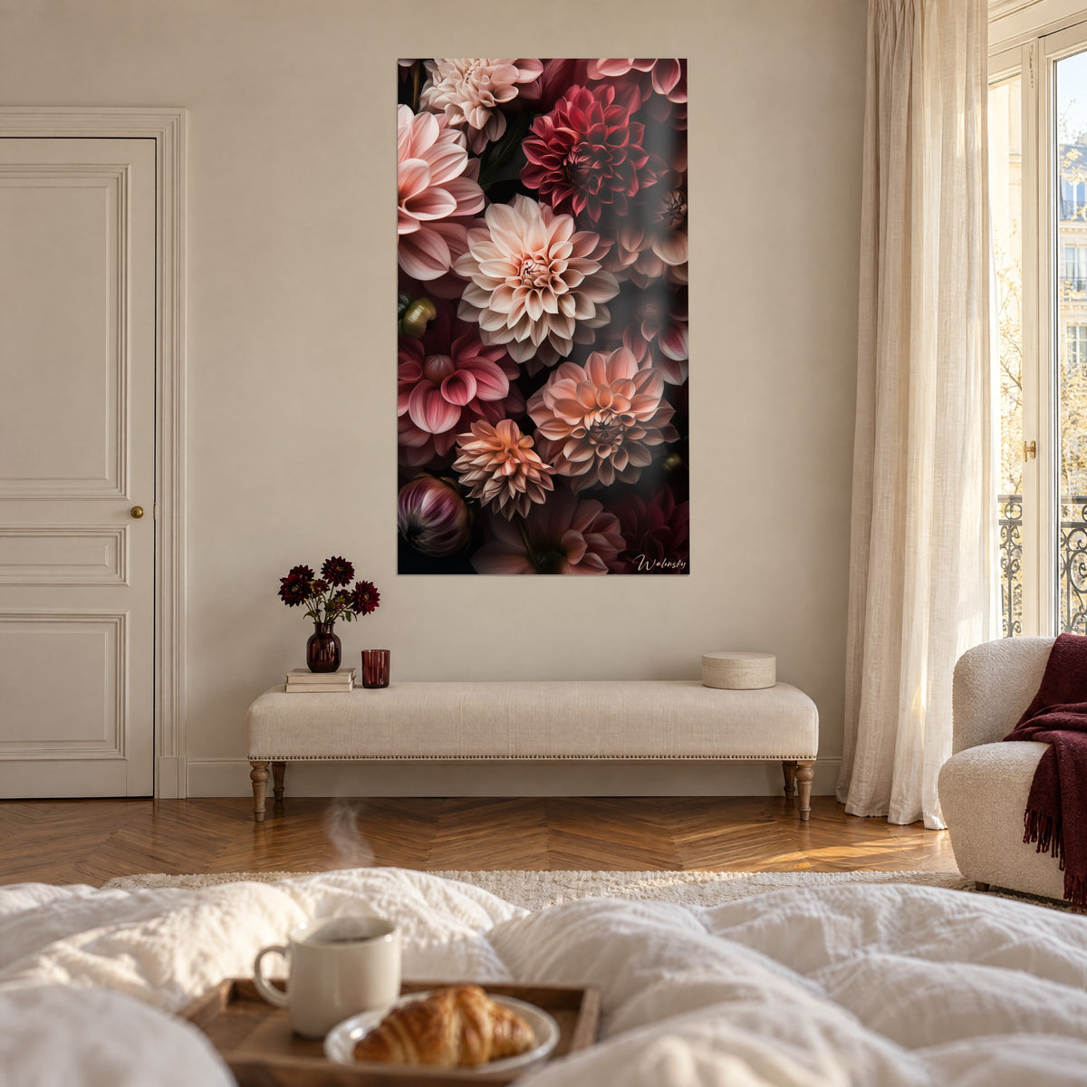 Quadro di corolle di dalia color salmone e rosa antico su fondo scuro, appeso sopra un letto in una camera luminosa
