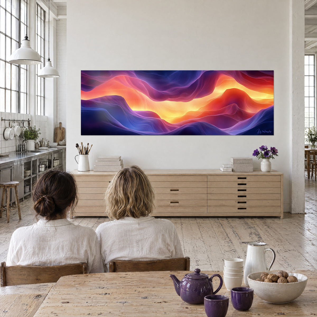 Gemälde einer fließenden Landschaft aus rosa und kobaltblauer Lava, feine Lichtstreifen, zwei Personen von hinten neben einem Atelier-Tisch