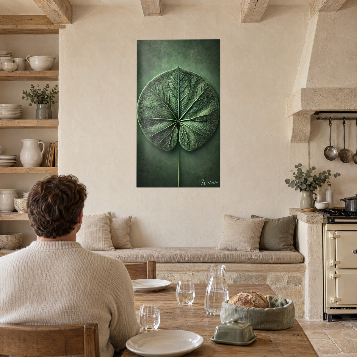 Cuadro de herbario gigante de una hoja en forma de corazón, verde tilo y verde oscuro, frente a una mesa de comedor de madera bajo vigas
