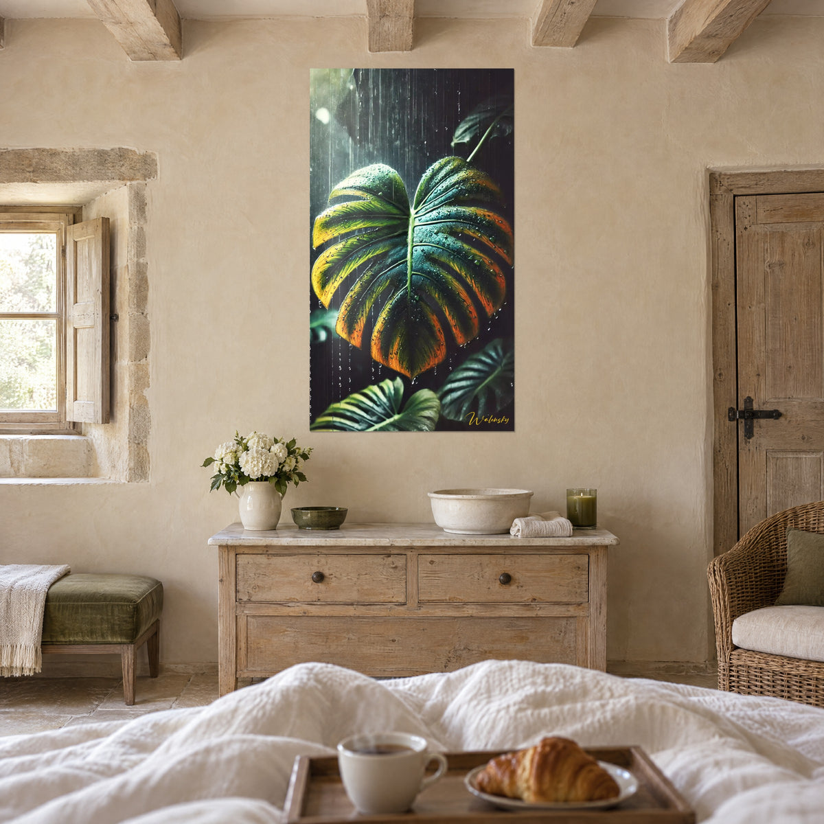 Gemälde Philodendron-Blatt mit Tropfen, Smaragdgrün und kupferfarbenes Orange auf nachtschwarzem Hintergrund, über einem Bett in einem hellen Schlafzimmer