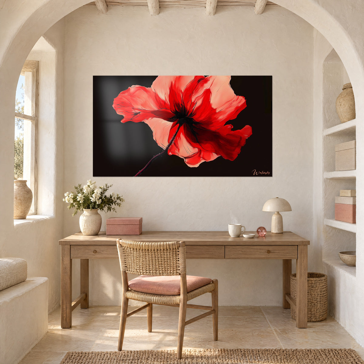 Schilderij met een kersrode wilde bloem met donker hart, dunne paarse steel, boven een bureau van licht hout