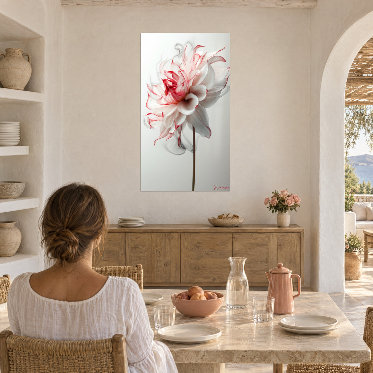 Gemälde Blütenbouquet aus weißen, rot geäderten Blütenblättern, graue Rauchspiralen, Frau von hinten am Tisch, cremefarbene Wand, Steinbogen