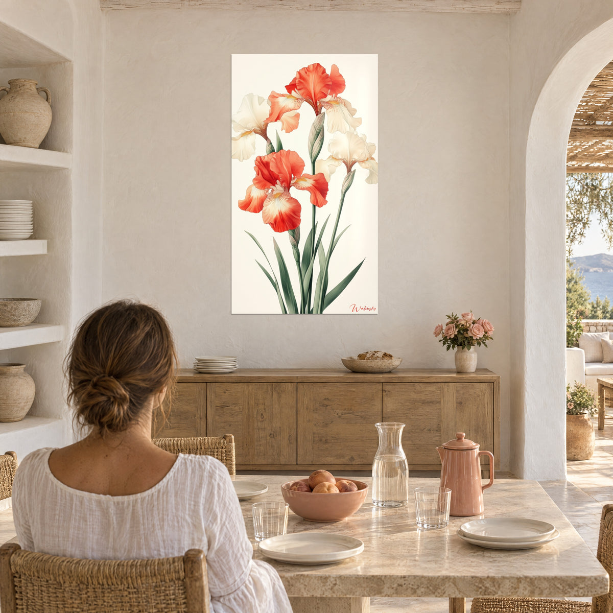 Πίνακας με ακουαρέλα ιριδες σε πορτοκαλοκόκκινο και ελεφαντοστεΐνη, λεπτοί κάλυκες, κρεμασμένος πάνω από ξύλινο μπουφέ, τραπέζι φαγητού