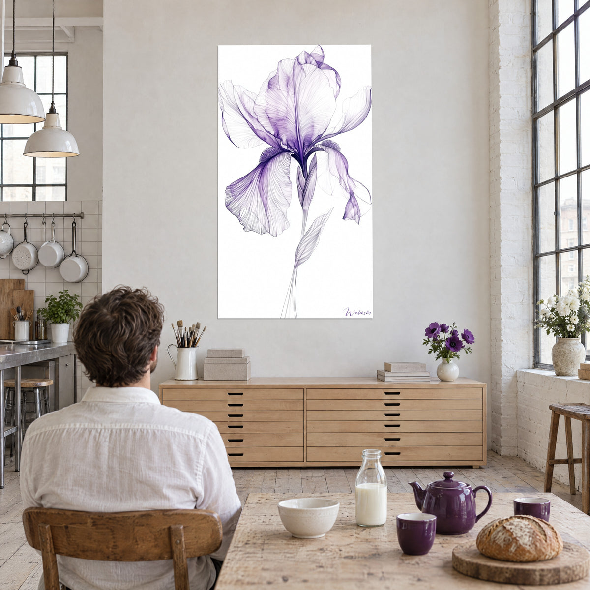 Gemälde einer Iris in feinen Linien aus Flieder und Indigo, geöffnete Krone, gegenüber einem Mann, der an einem Tisch vor einer Teekanne sitzt, in einem Loft