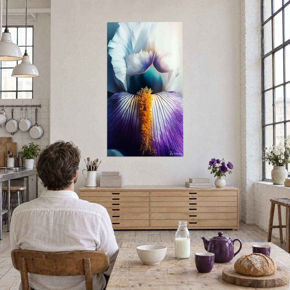 Schilderij Gebaarde iris met donkere nerven, diep purper en fel goud, gezien door een man van achteren die aan tafel zit met thee, kunstenaarsloft