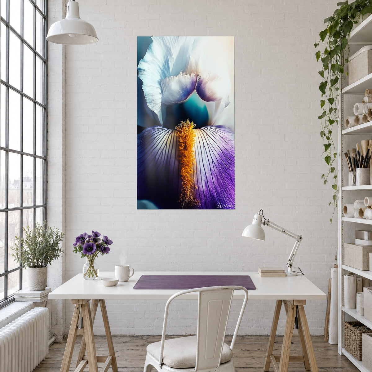 Schilderij Iris met turquoise en violette reflecties, amberkleurige meeldraden, boven een wit bureau met verstelbare lamp, in een kunstenaarsloft