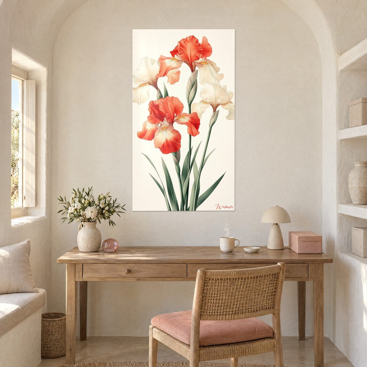 Πίνακας με floral χαρακτική εικόνα ιριδων σε κοραλλί και κρέμα, μακριά φύλλα σε χρώμα φασκομηλιάς, λευκός ασβεστωμένος τοίχος, ανοιχτόχρωμο ξύλινο γραφείο