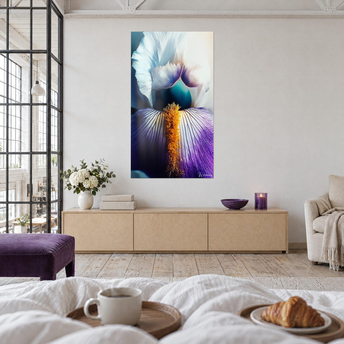 Schilderij Witte en mauve irisbloem met saffraanoranje baard, tegenover een wit bed met halve maan, in een lichte slaapkamer