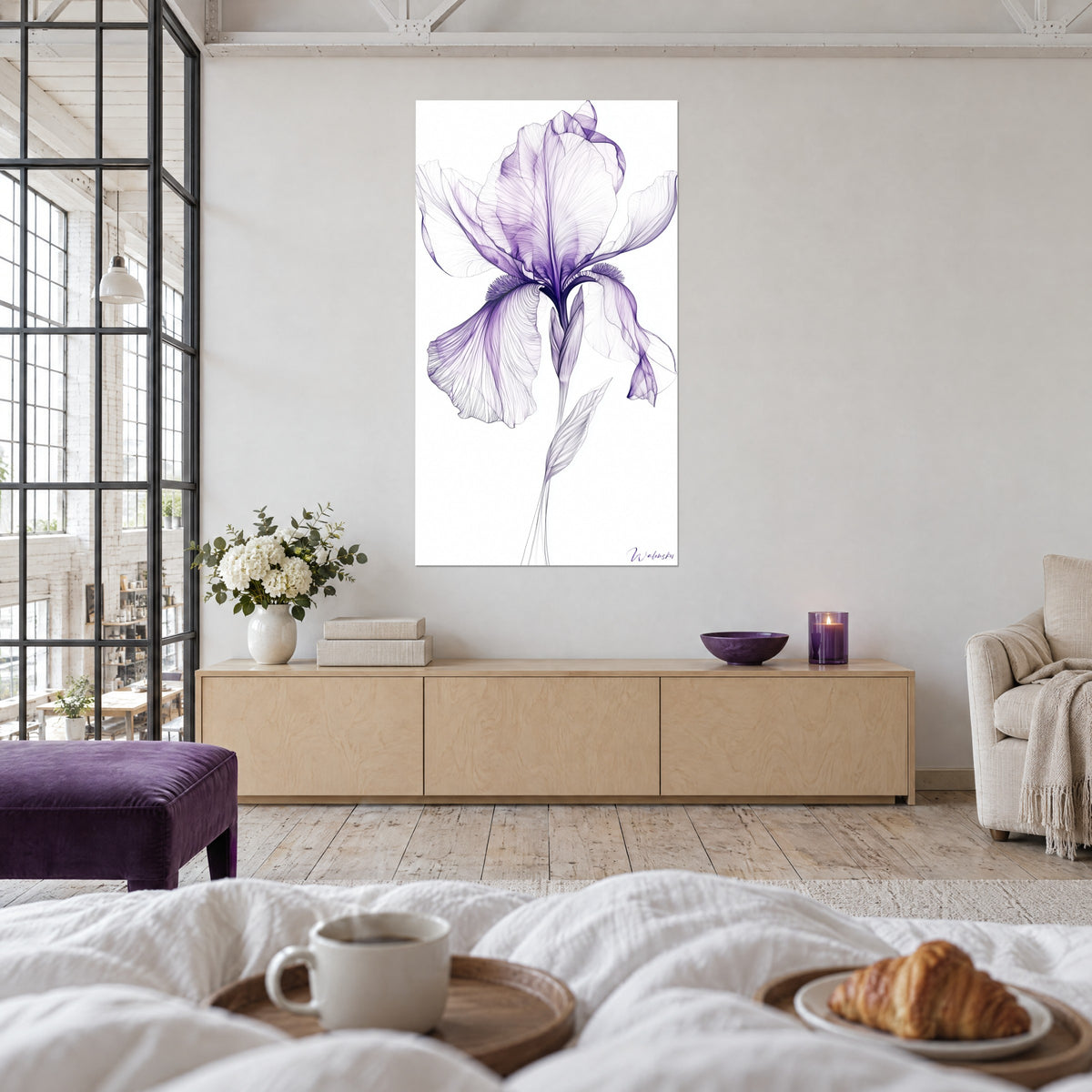 Gemälde einer Orchideen-Iris als Zeichnung in violetter und weißer Tinte, durchscheinende Blütenblätter, über einem Bett in einem hellen Schlafzimmer