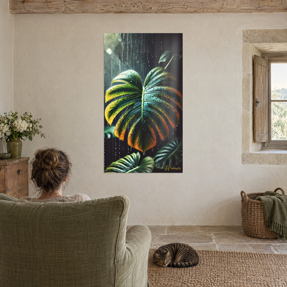 Gemälde glänzendes Blatt im Regen, tiefes Grün und ockerfarbenes Orange, gegenüber einer Frau von hinten in einem grünen Sessel, eine schlafende getigerte Katze