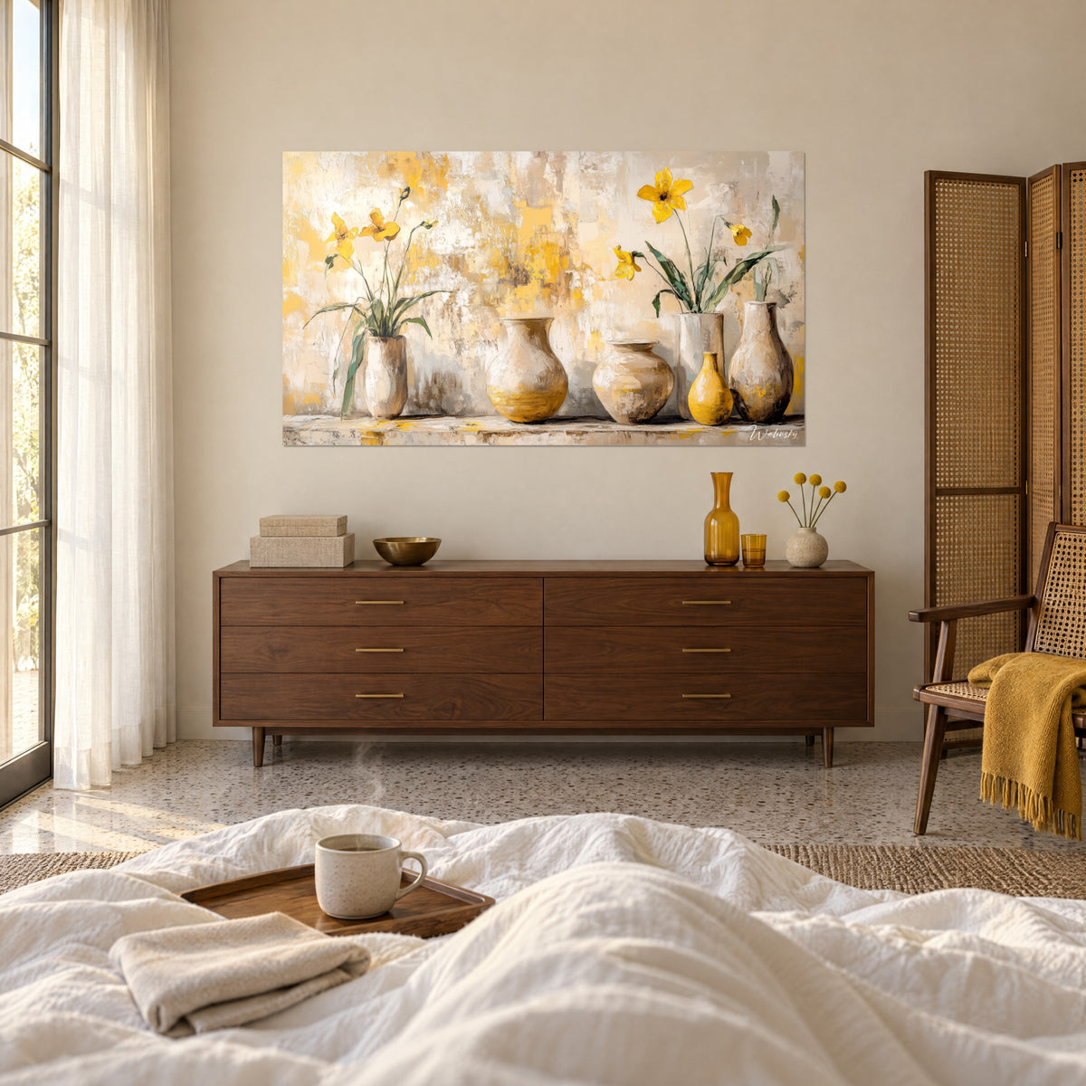 Cuadro Ramo de narcisos amarillo vivo en pintura gruesa, jarrones beige arena, pared desconchada blanco roto, encima de una cama en un dormitorio luminoso