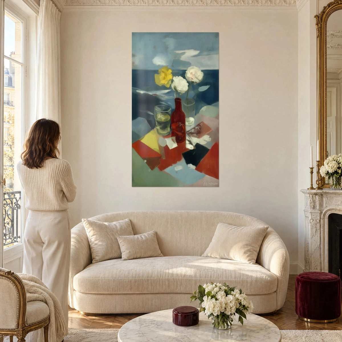 Tableau nature morte à la bouteille rouge, pivoines jaune et blanches sur mer bleue, au-dessus d'un canapé dans un salon lumineux