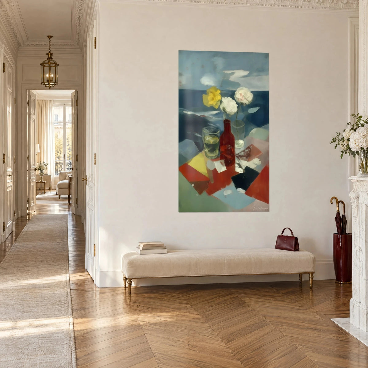 Tableau bouquet de pivoines devant l'océan indigo, bouteille carmin et verre, accroché dans un couloir haussmannien clair