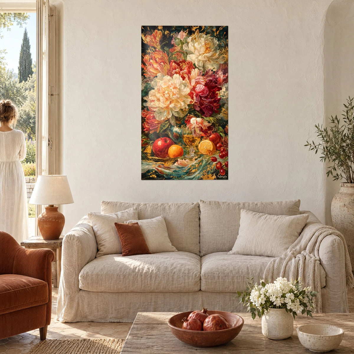 Tableau bouquet baroque de pivoines ivoire et rouge cramoisi, pommes et verre d'or, au-dessus d'un canapé dans un salon lumineux