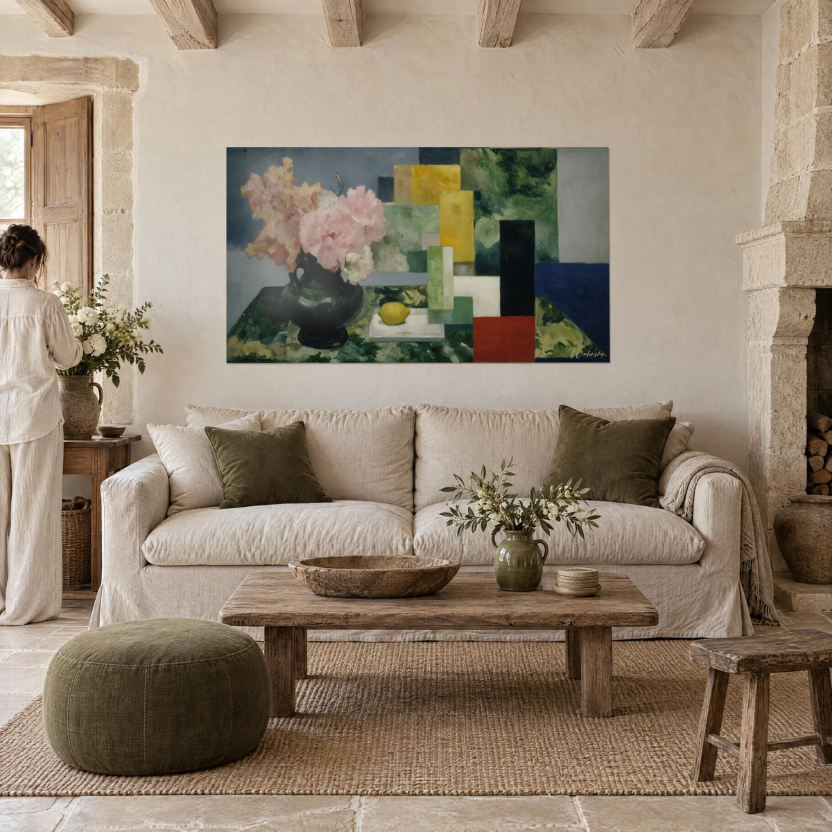 Quadro bouquet di peonie rosa in un vaso verde scuro, blocchi gialli e rossi, donna di spalle, sopra un divano in un soggiorno luminoso