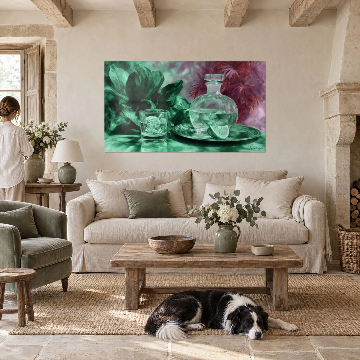 Quadro caraffa di cristallo e bicchiere con ghiaccio su sfondo verde smeraldo e rosso, collie sdraiato, sopra un divano in un soggiorno luminoso