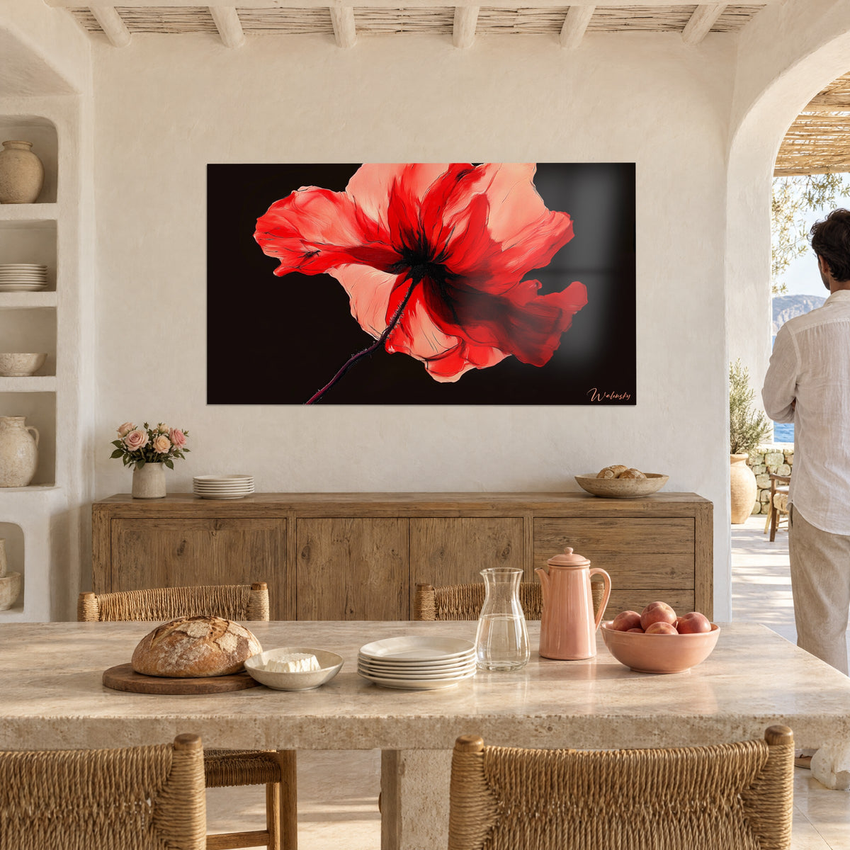 Schilderij met verfrommelde klaprooblaadjes, fel rood en zalmroze op een zwarte achtergrond, in een eetkamer met witte stenen muren