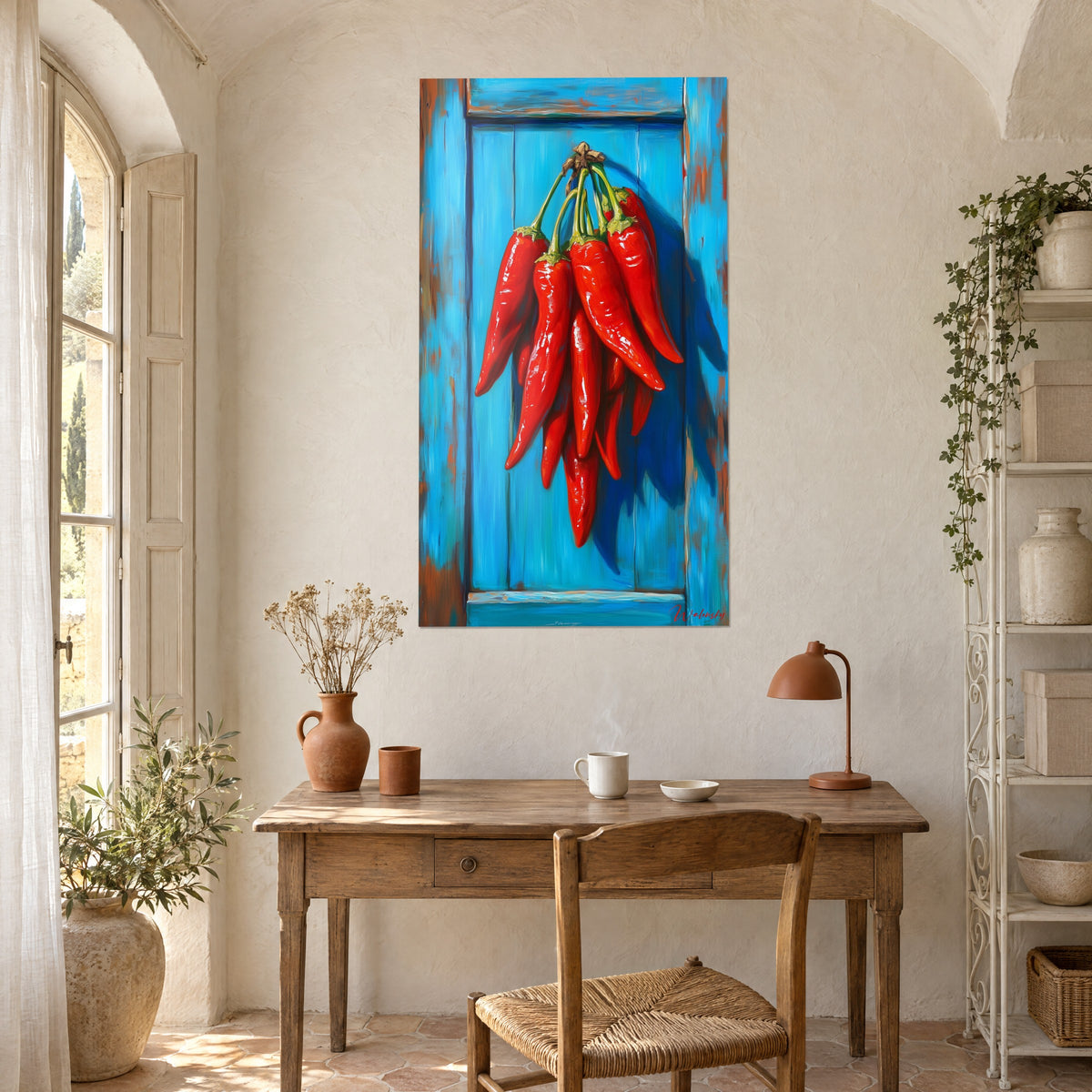 Tableau faisceau de piments carmin sur boiseries cyan usées, au-dessus d'un bureau en bois clair, lampe orange et mur chaulé crème