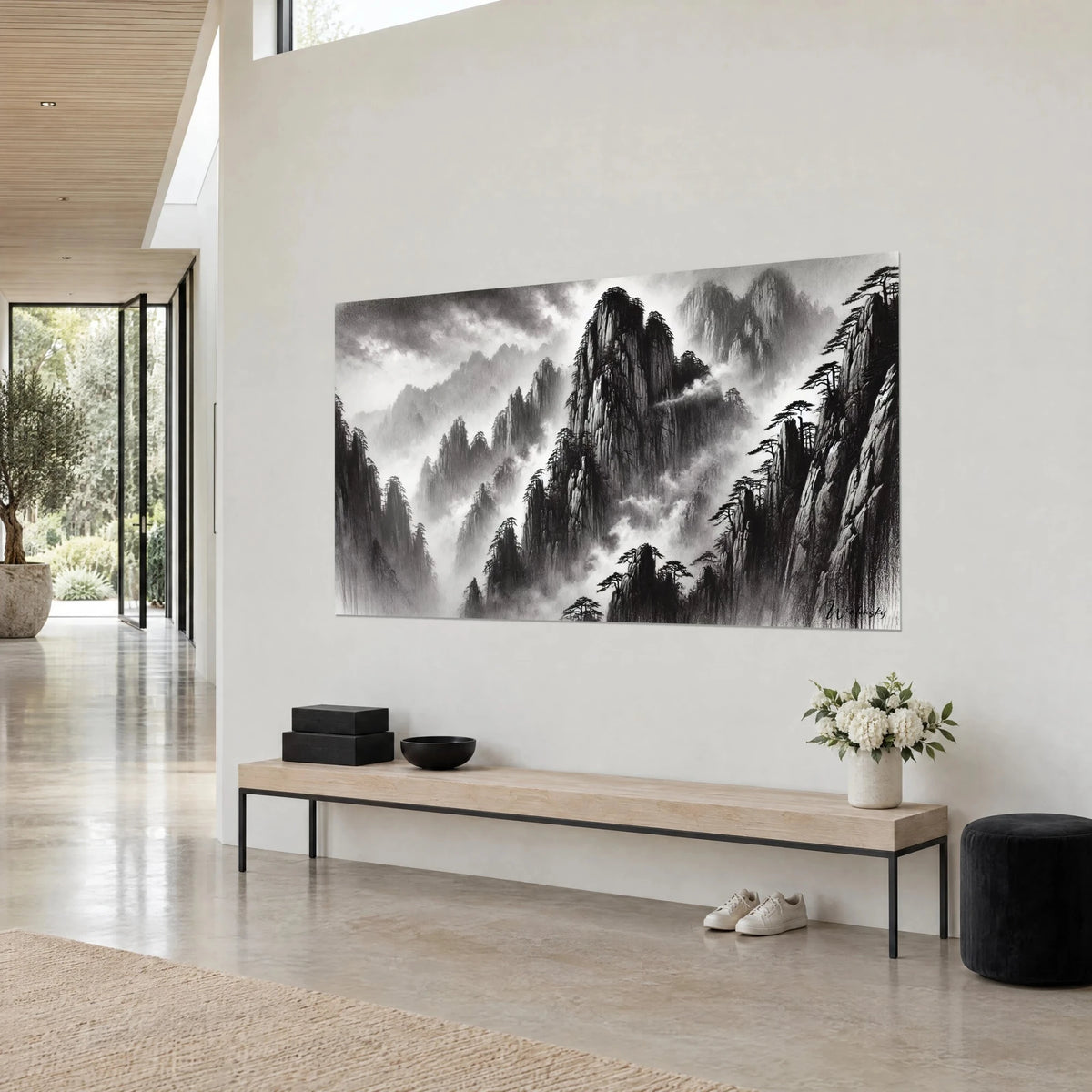 Quadro imponenti scogliere a inchiostro, abeti neri su creste grigie e nebbia bianca, parete color crema e panca in legno, vista di tre quarti