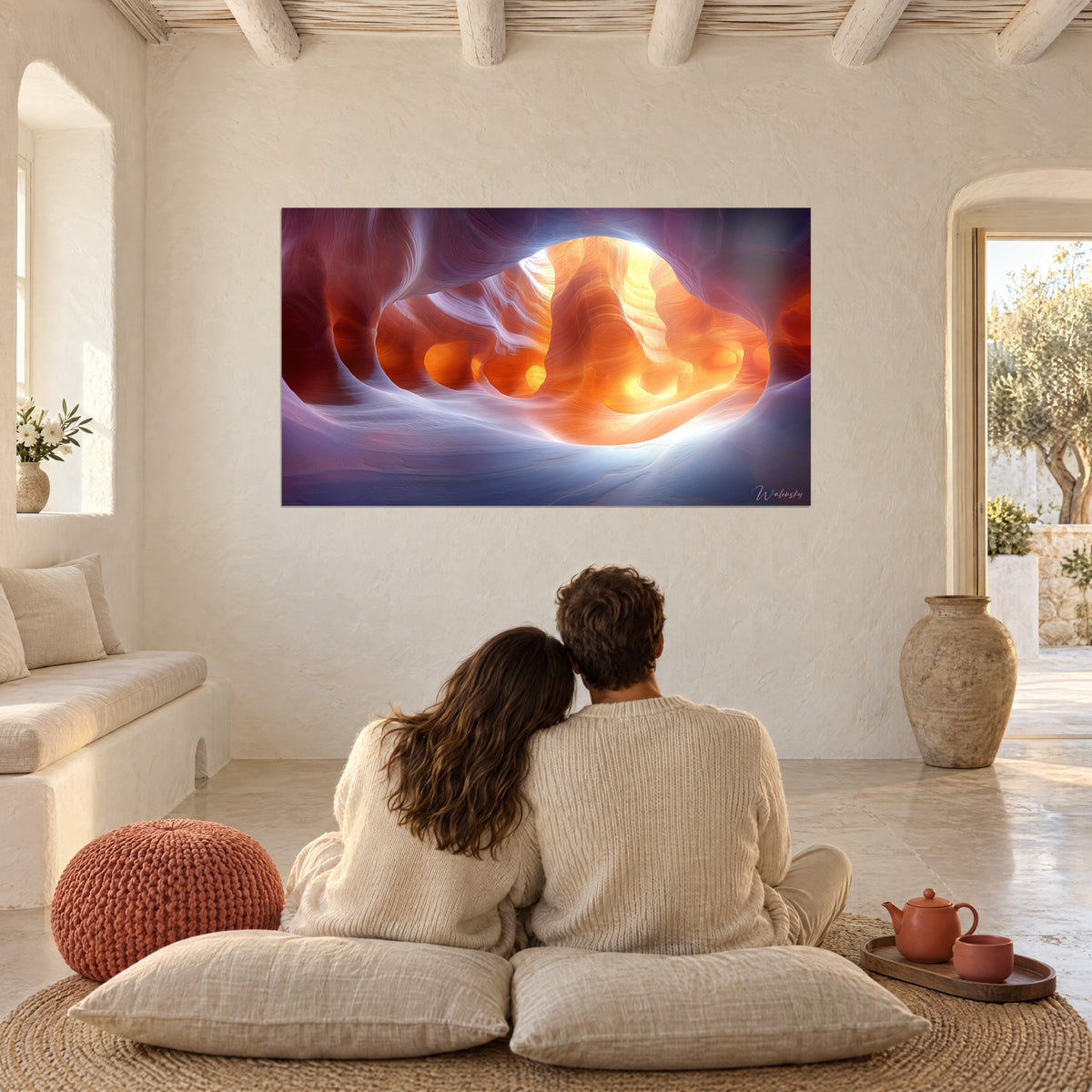 Quadro grotta di luce dalle curve arancio fuoco e indaco, osservata da una coppia seduta su cuscini in un soggiorno con volte
