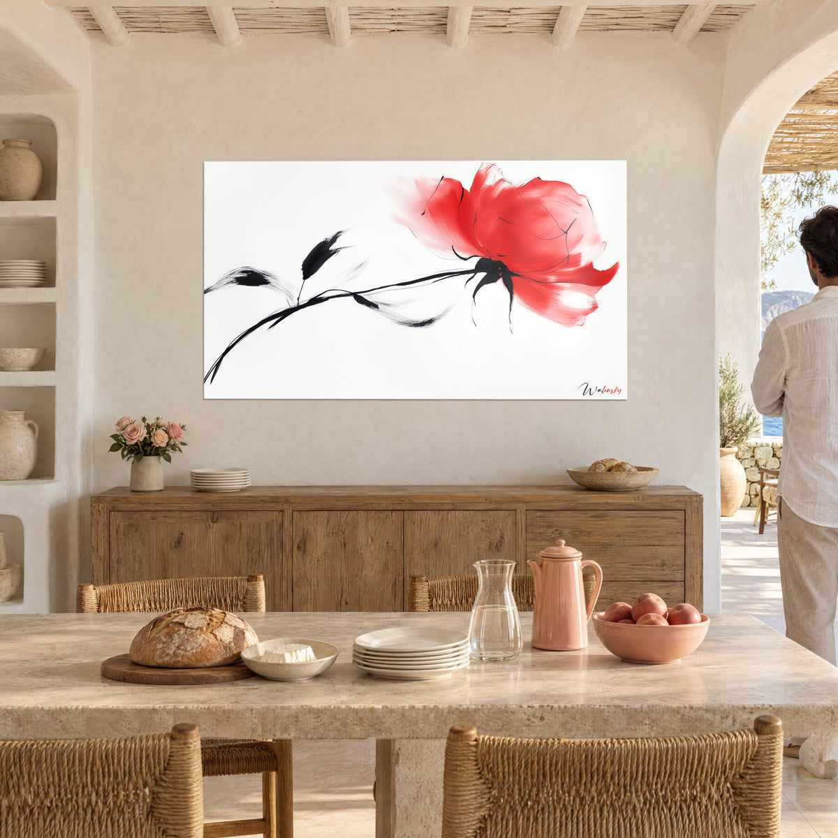 Gemälde mit vermillonroter Rosenknospe, geschwungenem schwarzem Stiel und kalligrafierten Blättern, in einem Esszimmer mit beigefarbenem Stein und hellem Holz