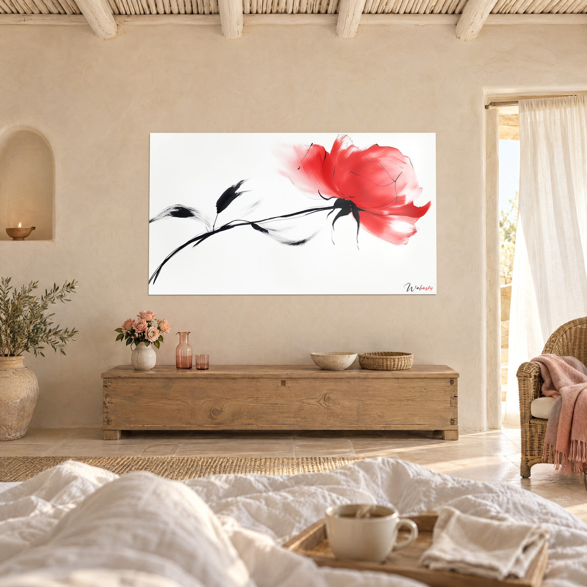 Gemälde mit leuchtend roter Blütenkrone und schwarzen, mit dem Pinsel gezeichneten Blättern auf weißem Grund, über einem Bett in einem hellen Schlafzimmer