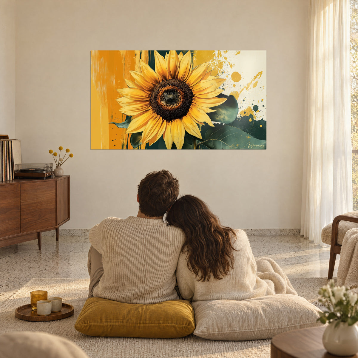 Cuadro flor amarillo dorado sobre fondo naranja quemado y crema salpicado de verde oscuro, pareja abrazada de espaldas en un salón claro