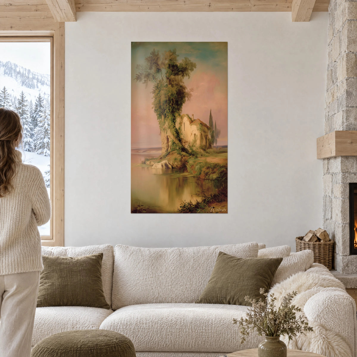 Quadro cappella in rovina ricoperta di edera, cielo rosa e verde acqua, stagno che riflette l'oro, sopra un divano in un soggiorno luminoso