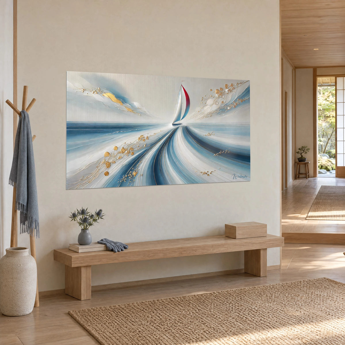 Quadro yacht minimalista su mare azzurro e cielo avorio, volute dorate in rilievo, vista di tre quarti in un corridoio japandi