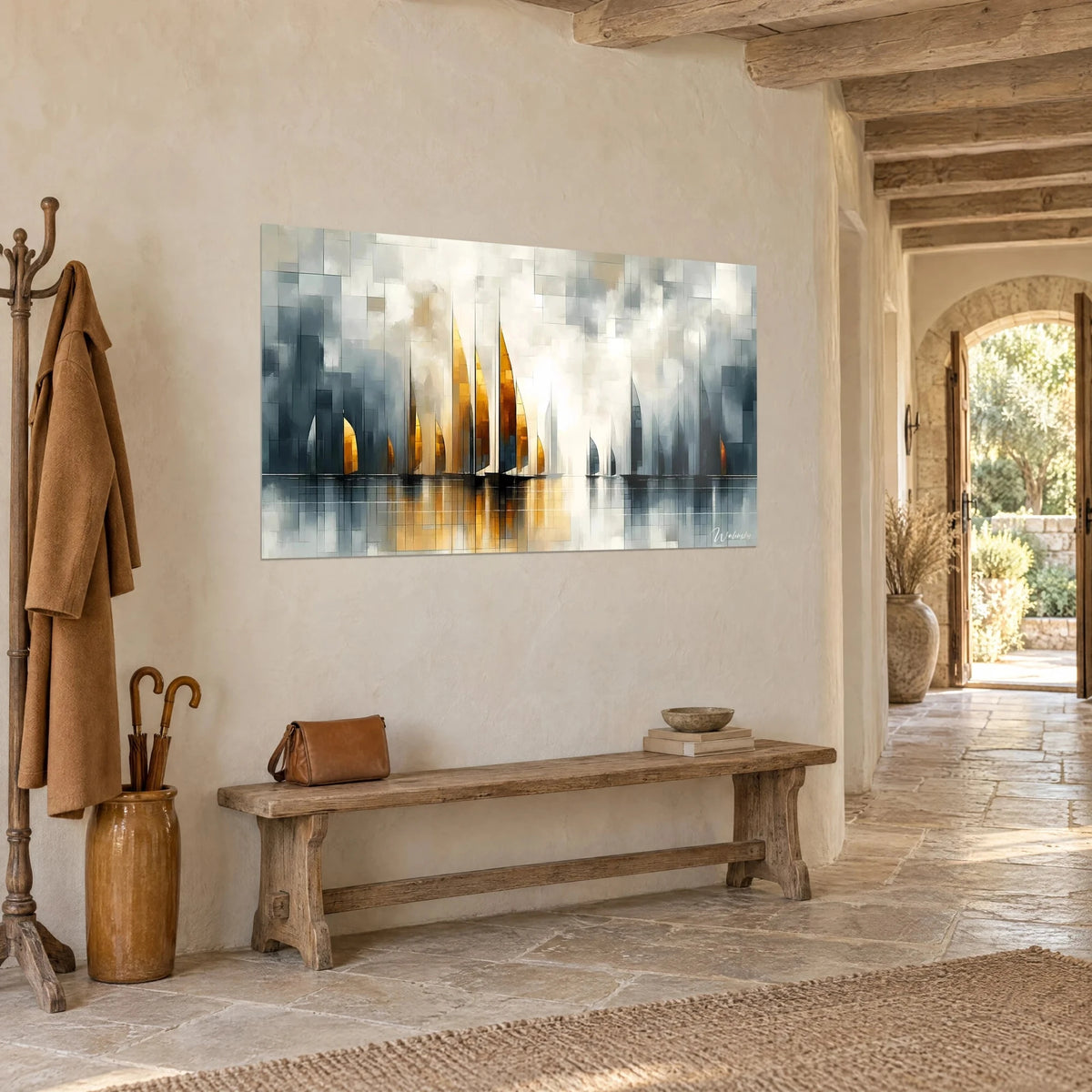Tableau flotte de voiles ambre et ardoise reflétée dans l'eau, accroché au mur d'une entrée en pierre, banc en bois