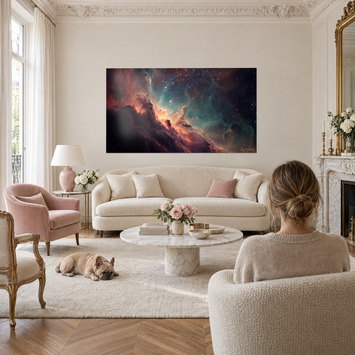 Schilderij sterrennevel met oranje en turquoise wolken, fonkelende sterren, boven een bank in een lichte woonkamer