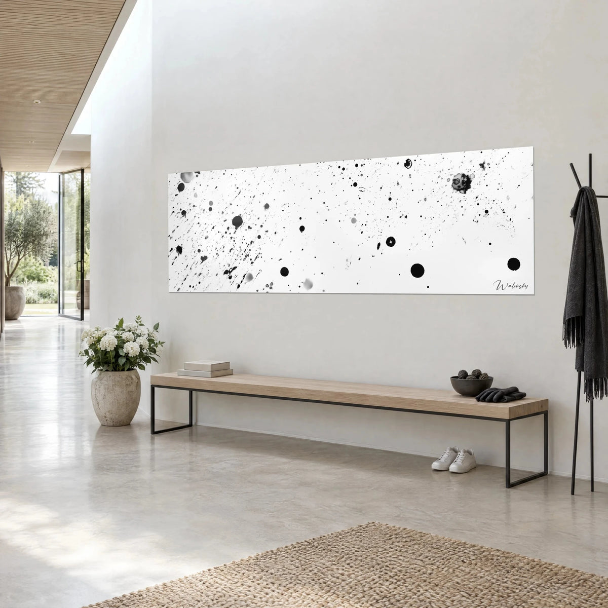 Gemälde mit einer Wolke aus schwarzen und grauen Flecken, die auf Weiß leuchten, Panoramaformat hoch gehängt, helle Eichenbank, in einem Architektenhaus